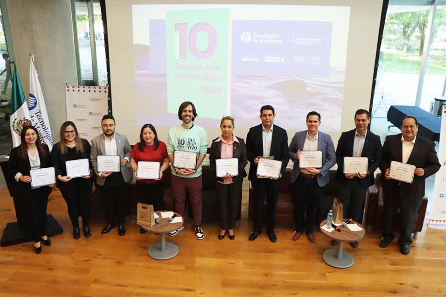 Profesores que participaron en el libro México 10 emprendedores sustentables agua.