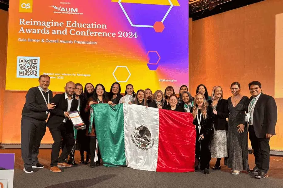 profesores sosteniendo la bandera de mexico