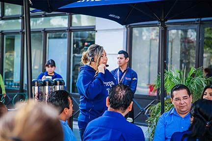 Directora prepatec impartiendo un mensaje