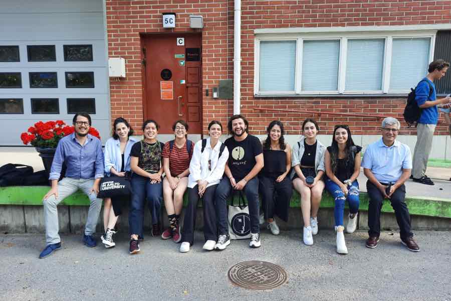 Profesores y estudiantes de la EAAD en la Universidad de Aalto.