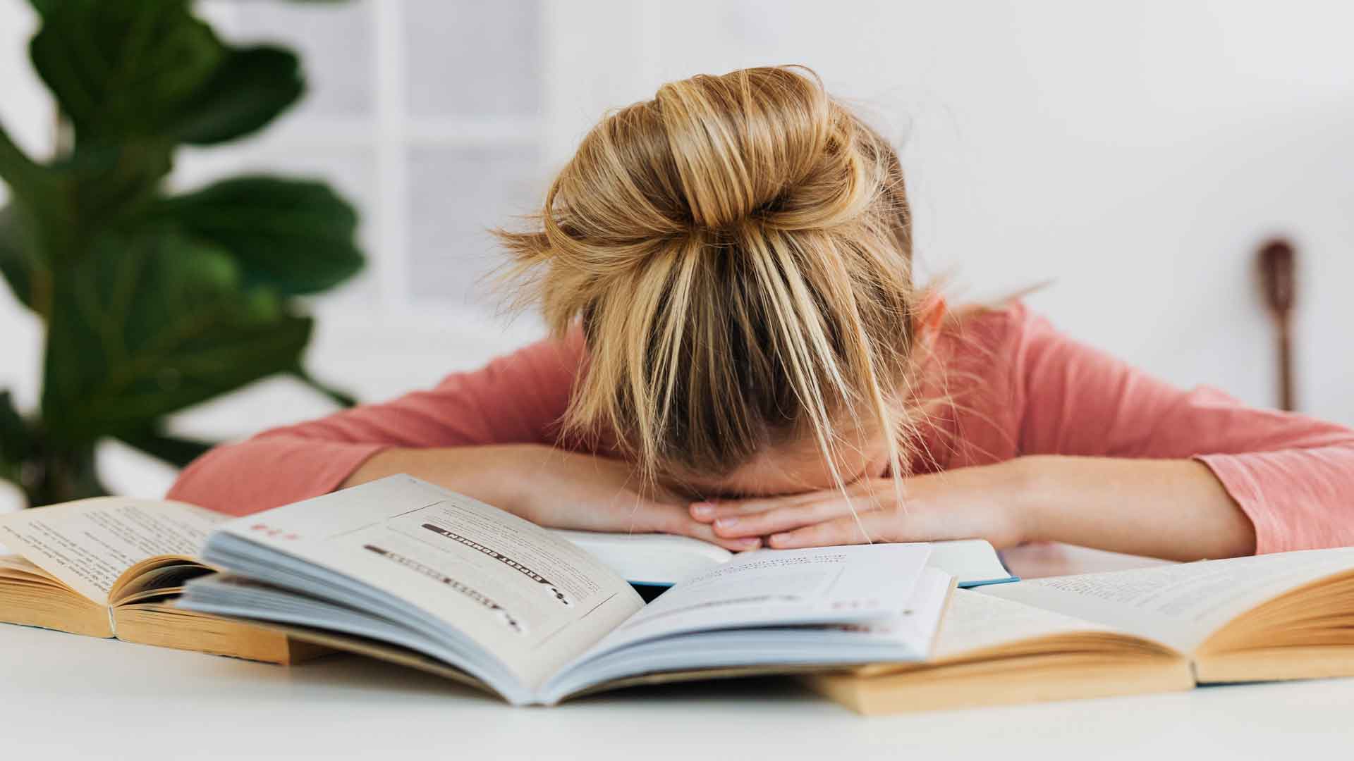 Mujer durmiendo sobre libro