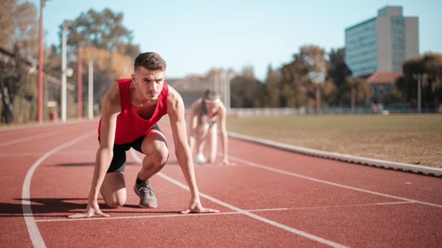 Hombre a punto de iniciar una carrera