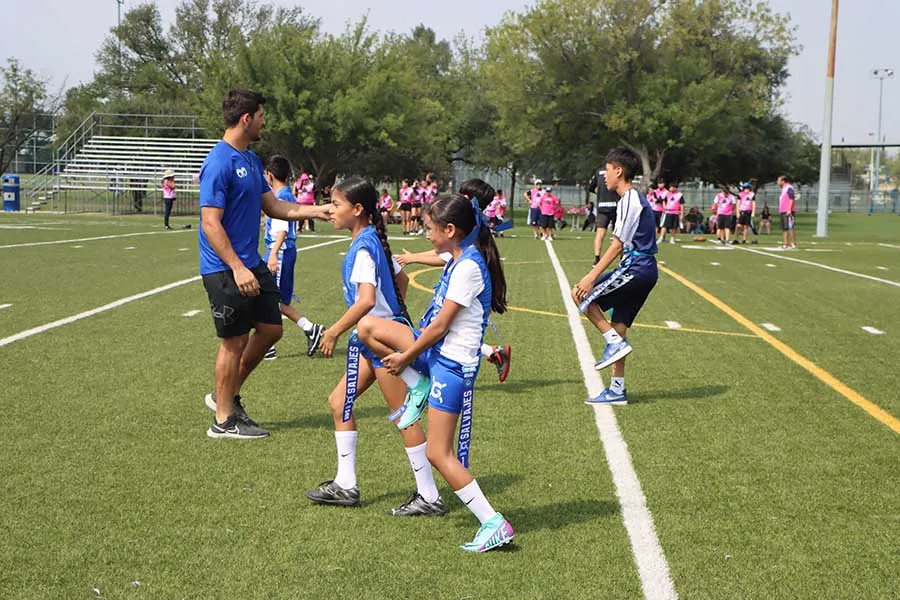 Jugador de Borregos Monterrey entrena a ni&ntilde;as y ni&ntilde;os dentro de Proyecto Salvajes.