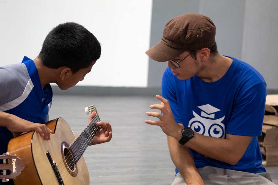 Los jóvenes participan en actividades que los motivan a seguir estudiando.