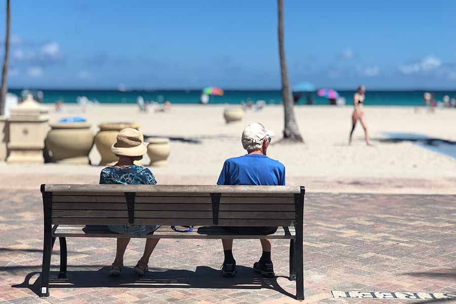 adultos mayores jubilados en la playa