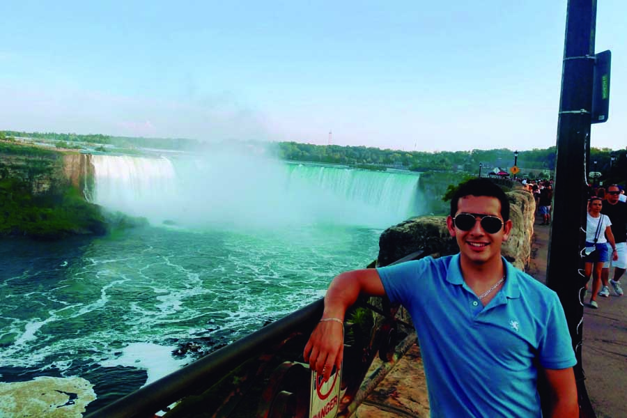 Carlos en las Cataratas del Niágara. 