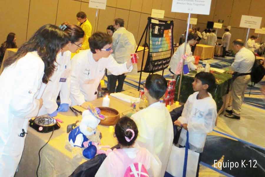 Estudiantes en competencia de química