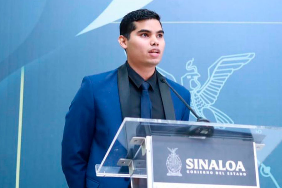 Ramón Díaz dando discurso durante su premio estatal de la juventud