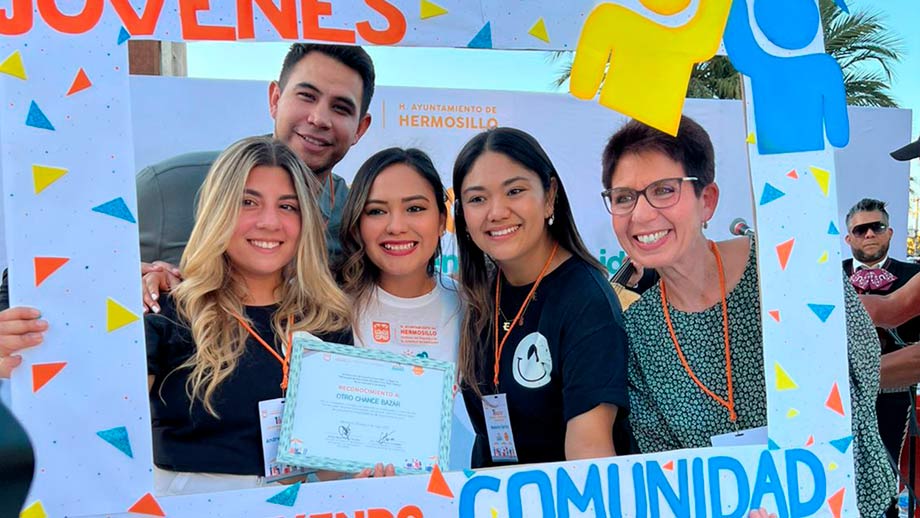 Organizadores del Bazar "Jóvenes Construyendo Comunidad"