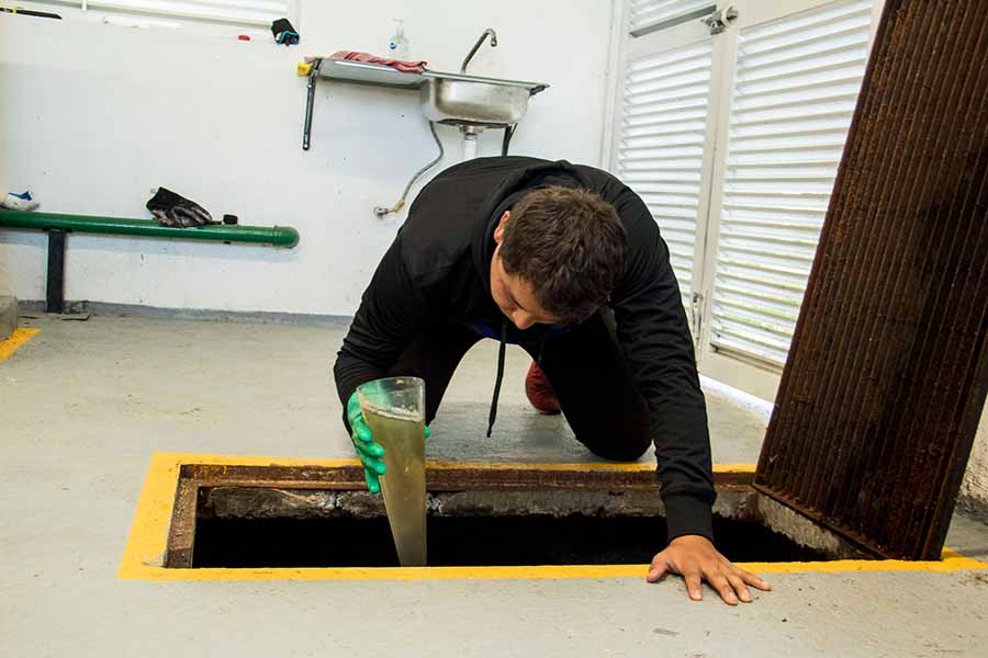 Toma de muestra de agua para su reciclaje