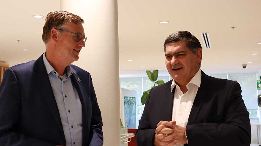 Los rectores Tom Veldkamp (izq.) y David Garza (der.). Foto: Alessandra Meneses