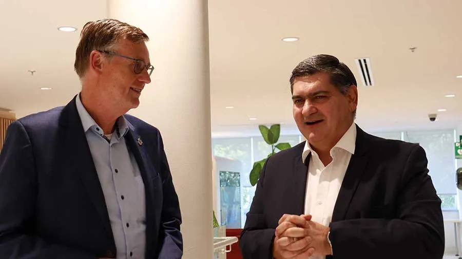 Los rectores Tom Veldkamp (izq.) y David Garza (der.). Foto: Alessandra Meneses