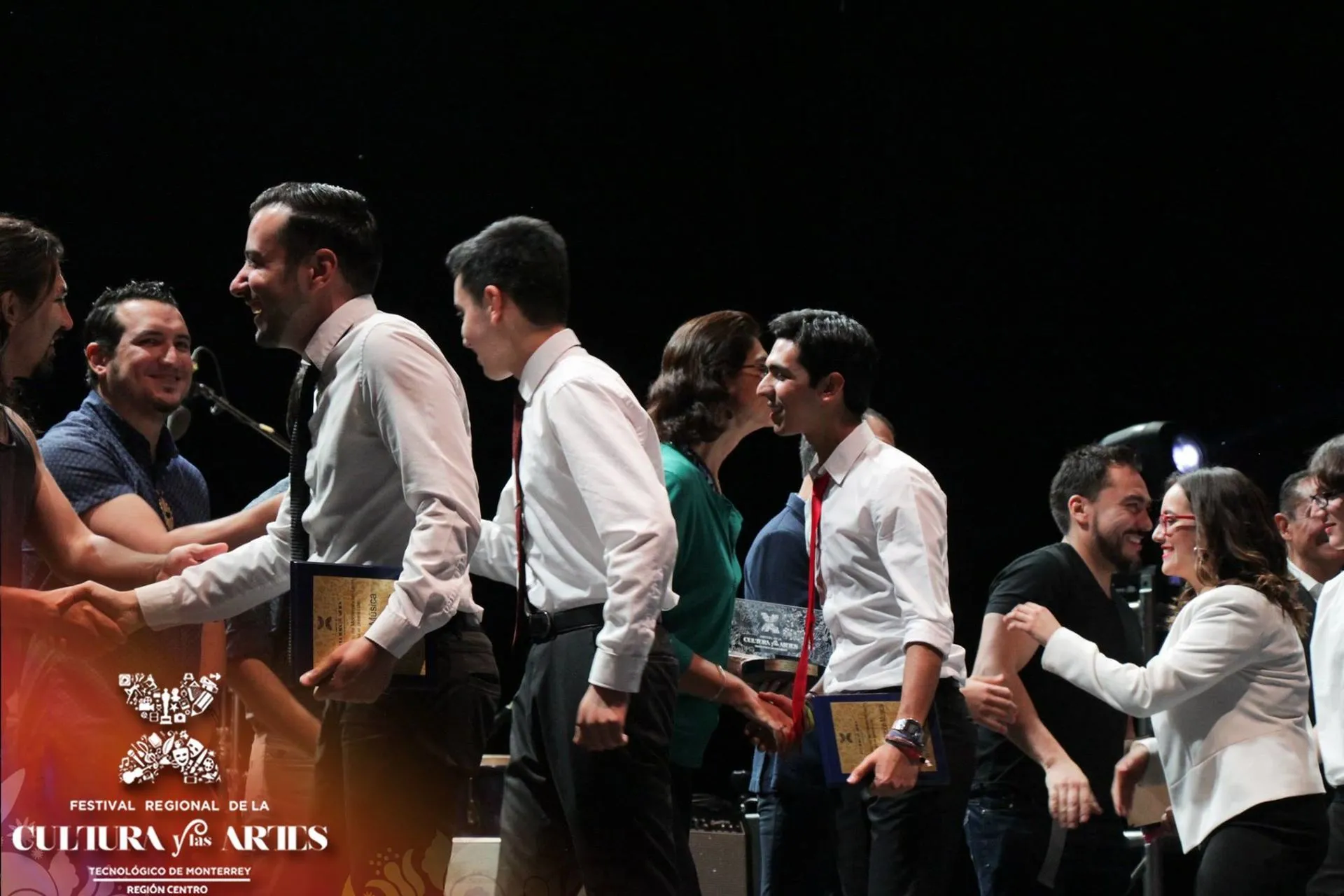 Recibiendo el premio que les da el pase al Festival Nacional de la Cultura y las Artes