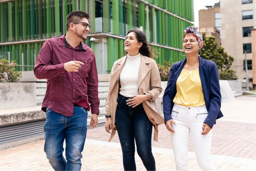 Compañeros y profesores en universidad