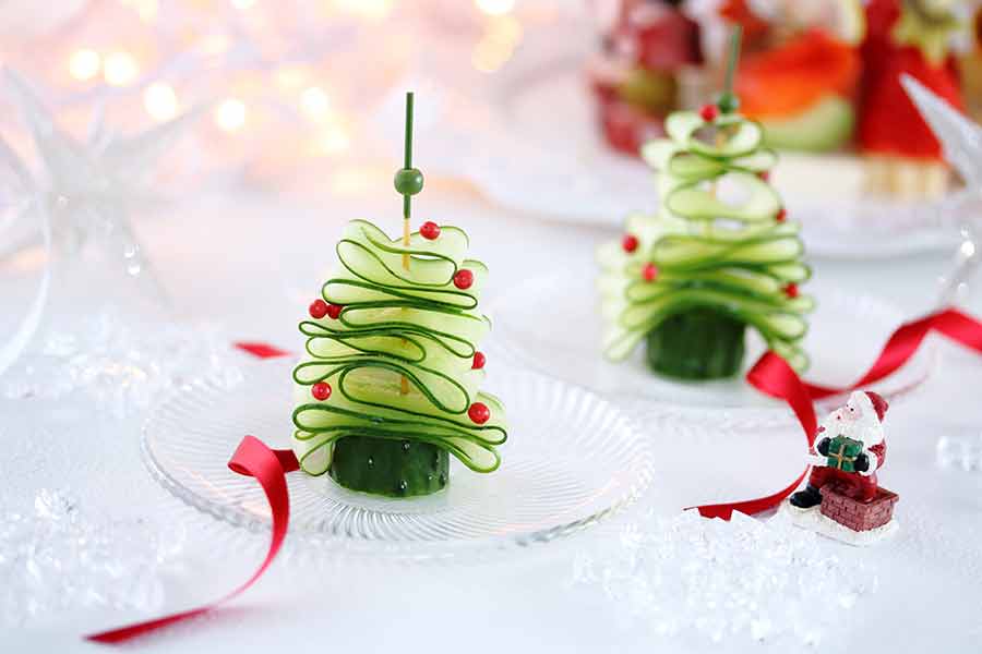 2 pinos de navidad formados con láminas de pepino