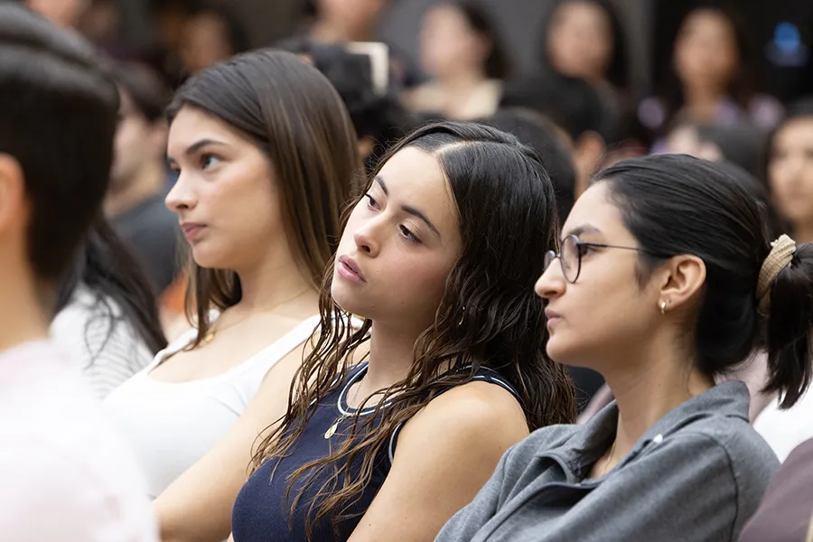 Estudiantes escuchan la representación del Reporte de Diversidad del Tec