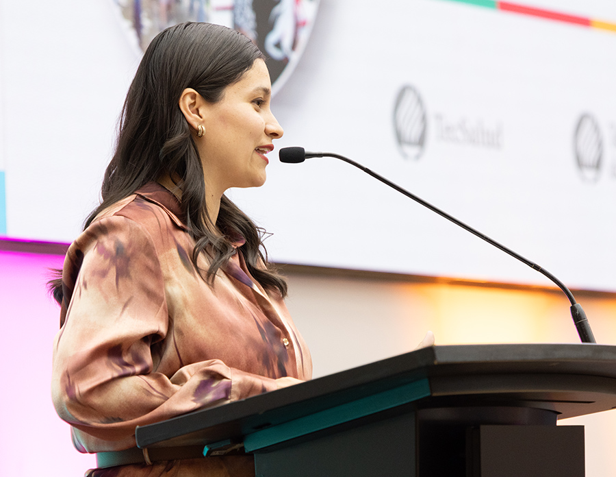 Vicepresidenta de inclusión del Tec hablando en el podio durante la presentación del reporte 2024.