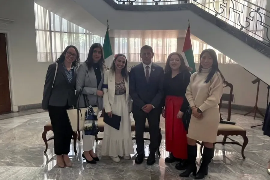 Renata García en la embajada