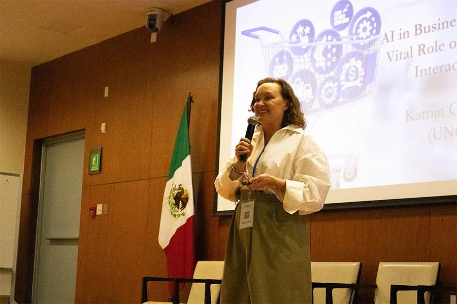 Katrijn Gielens enfatizó que el uso de la IA favorece el proceso del servicio al cliente.