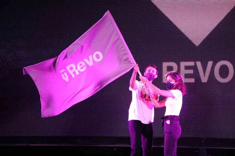 La comunidad estudiantil de Revo durante la inauguración de la Copa de las Comunidades.