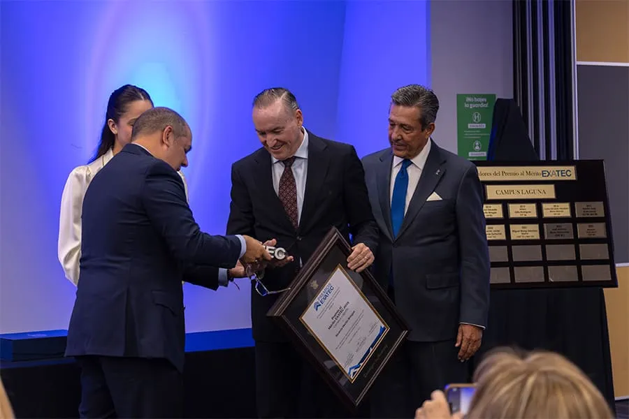 Ricardo Martín Bringas recibe el Premio al Mérito EXATEC con el director general del Tec de Monterrey campus Laguna, el presidente del consejo auspiciador y la presidenta de la Asociación EXATEC Laguna