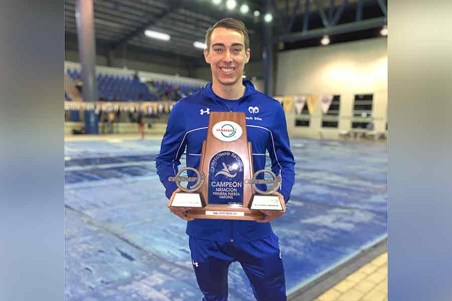 Ricardo Urbina del equipo de natación del campus Monterrey con reconocimiento CONADEIP