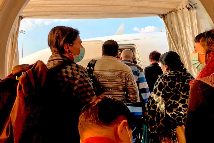 Al abordar y abandonar el avión, son los momentos de mayor riesgo, según el médico de TecSalud.