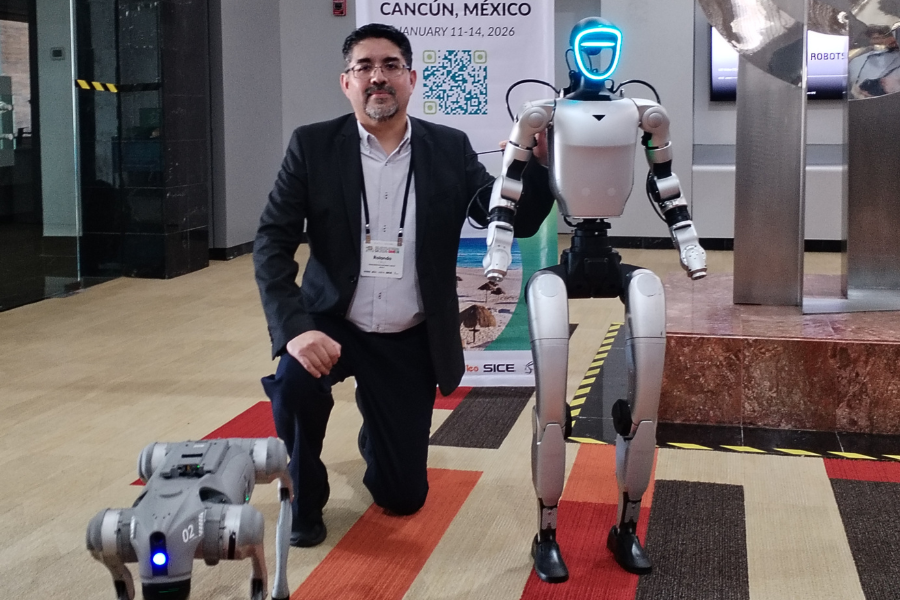 Con el programa Outreach, profesor rolando Cruz acerca la rob&oacute;tica internacional a 100 estudiantes mexicanos en el marco del simposio gobal IEEE.  