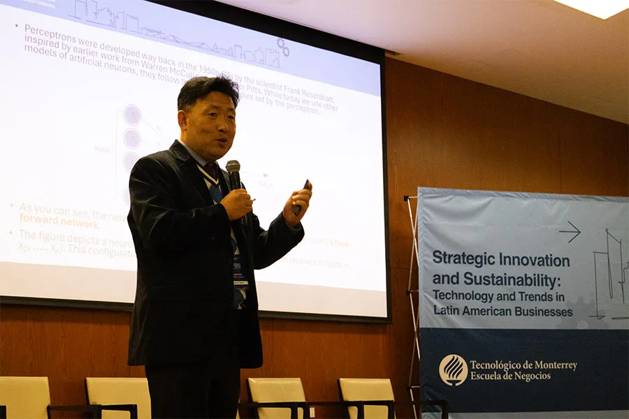 El profesor Jong-Mim Kim compartió que en un par de décadas los robots formarán parte de nuestra vida diaria.