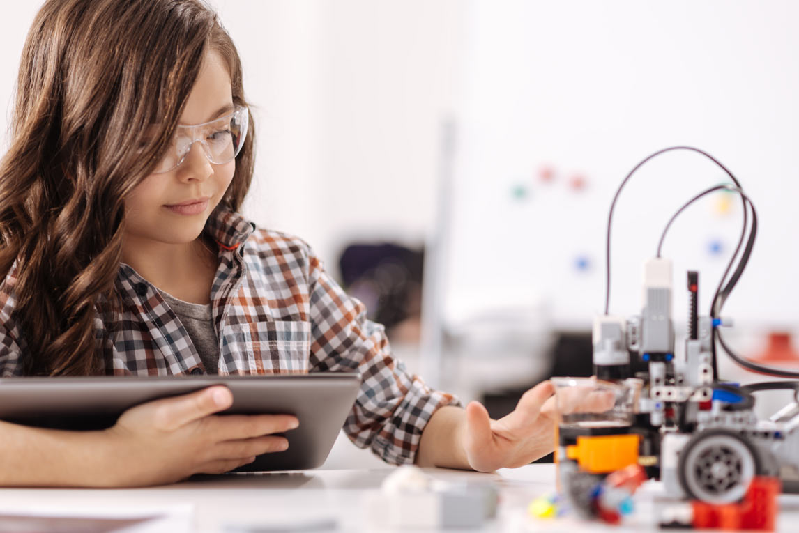 Desde jóvenes los niños aprenden de ciencia, matemáticas y tecnología a través de robótica.