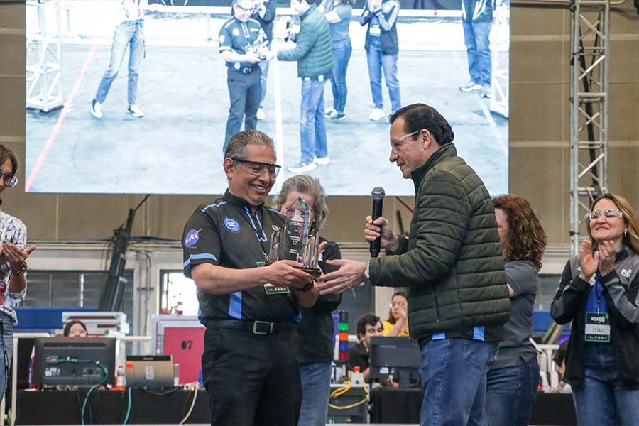 Rodrigo Ponce recibiendo el premio a Voluntario del Año.