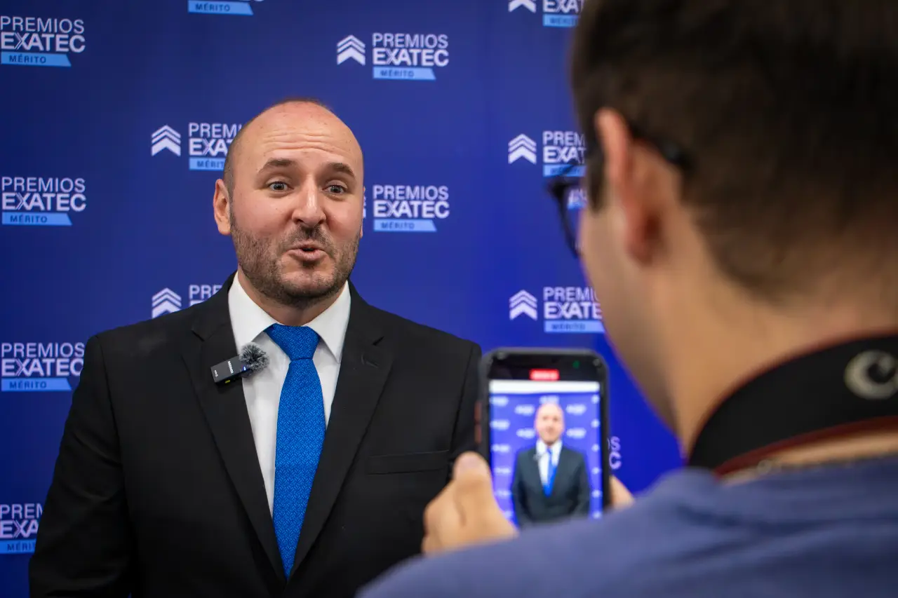 Alumno entrevistando a Romualdo Tellería.