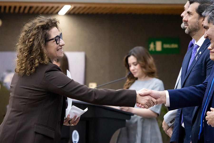Rosanna Bonasia recibiendo el Premio Mujer Tec 2026 en la categoría de medio ambiente.