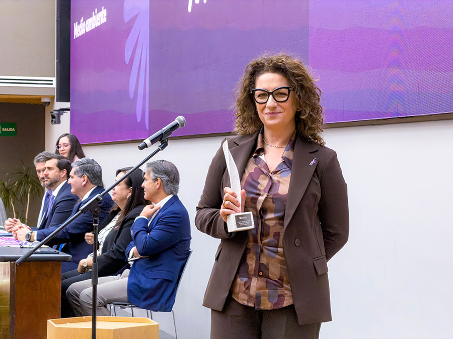 Rosanna con su premio Mujer Tec