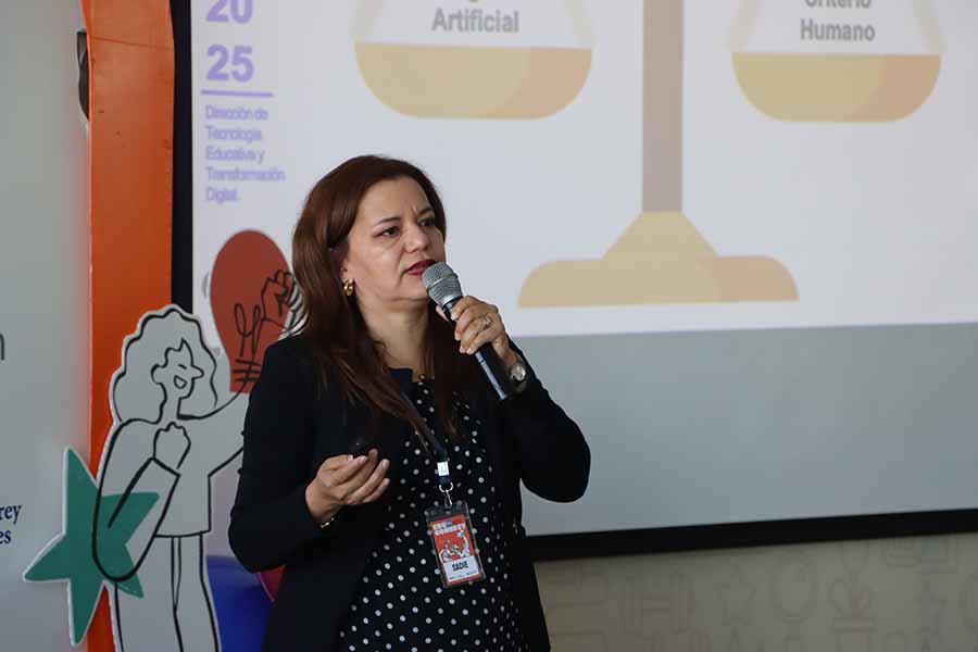Sadie Guerrero, directora de Tecnologías para la Educación (TEDU) da conferencia en EduConnect.