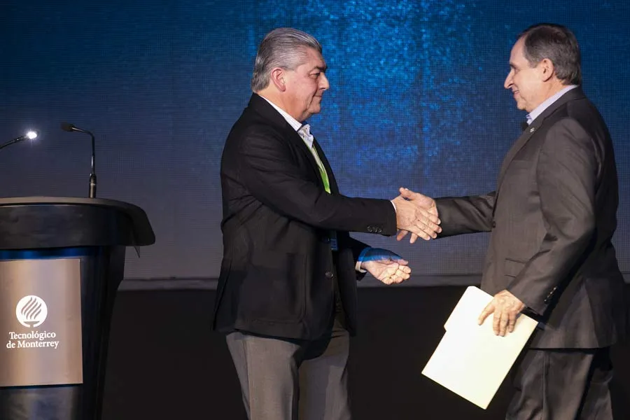 Junto a José Antonio Fernández, Salvador Alva escribió Un México Posible