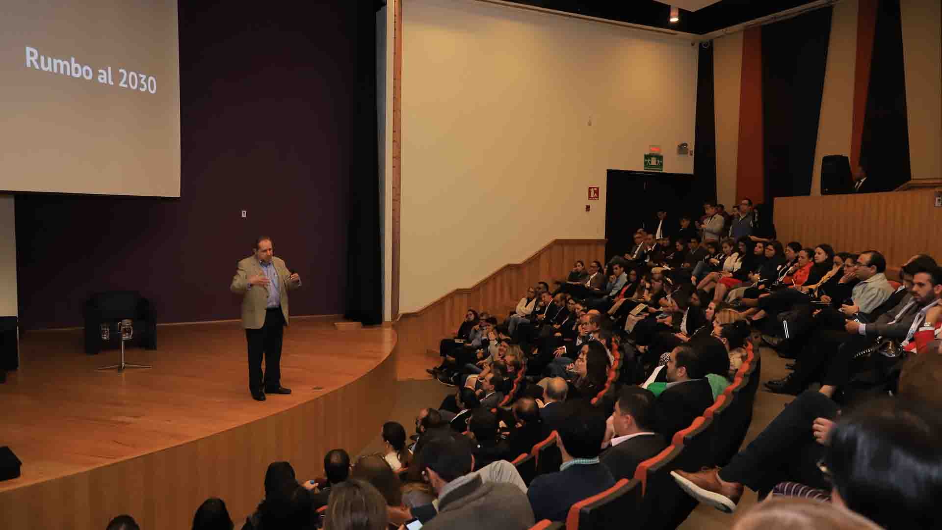 Salvador Alva, presidente del Tec de Monterrey en conferencia en Tec Santa Fe. 