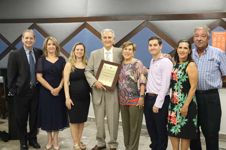 El ingeniero Manuel Sama junto a sus familiares y amigos.