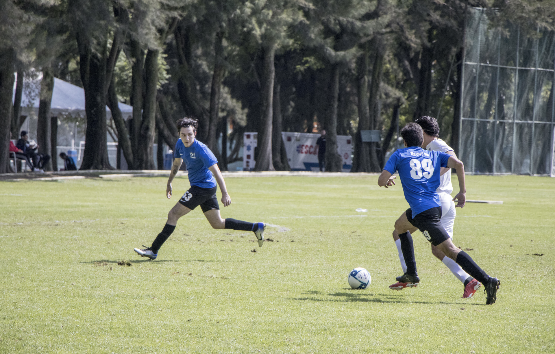 Santiago y el equipo de Sinaloa en un partido de futbol