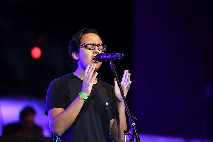César Santos, de León, interpretando la canción que obtuvo el primer lugar: "Fuiste".