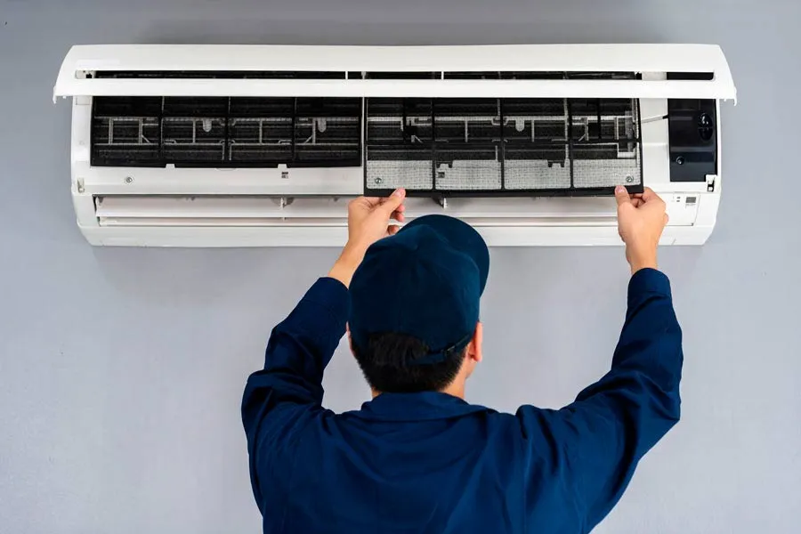 Señor revisando el aire acondicionado