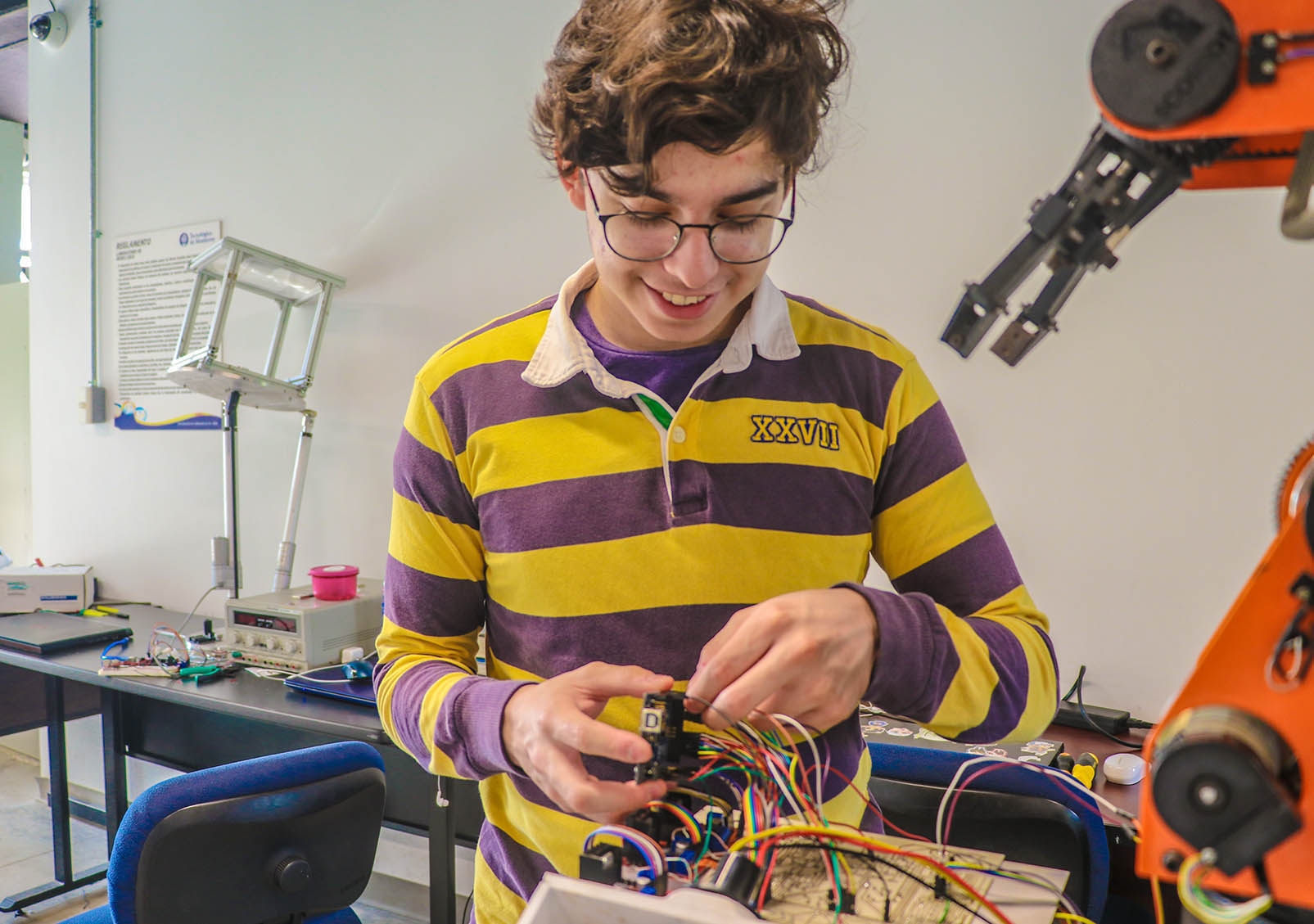 Adrián Bolaños, alumno de la carrera de Ingeniería en Mecatrónica, quién también irá a Japón, trabajando en el proyecto Scorbot-ER III