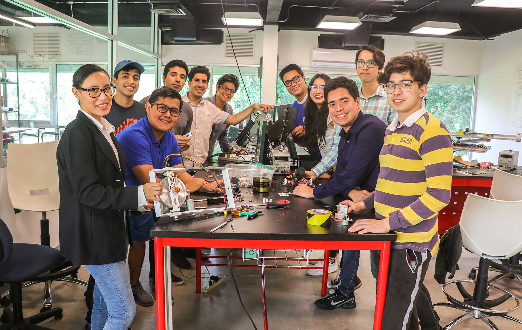 Profesor Sajjad junto con todos los estudiantes que han ido e irán a vivir esta experiencia en Japón”