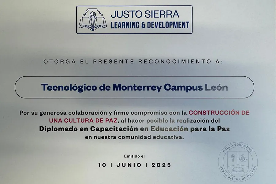 Reconocimiento otorgado al Tec campus León por parte de la escuela Justo Sierra de Celaya.