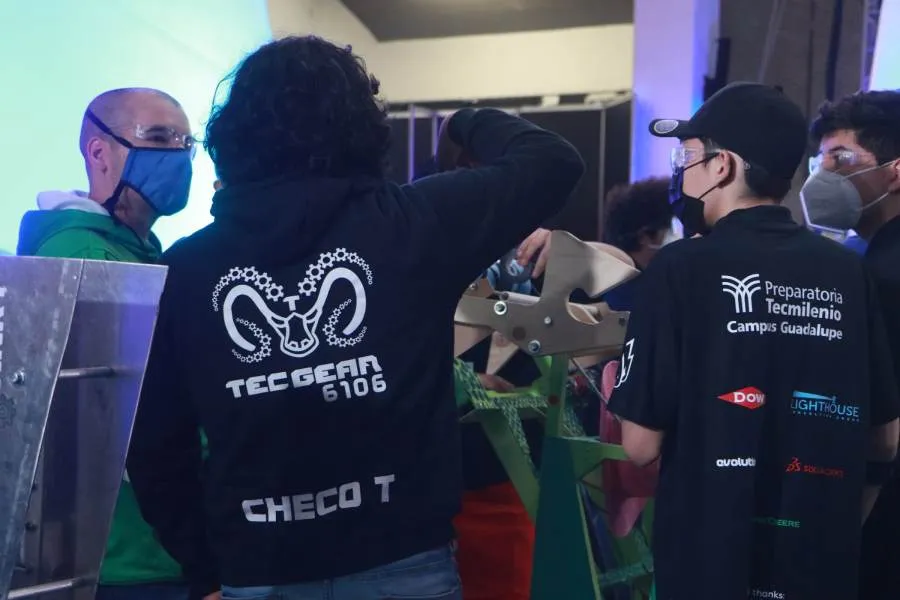 Sergio trabajando junto a otras personas en FIRST.