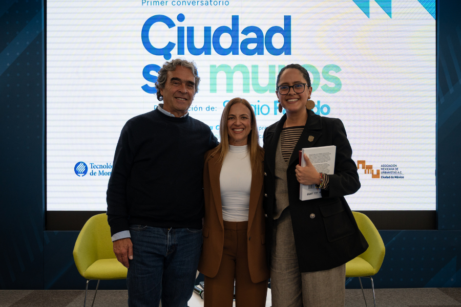 Sergio Fajardo junto a Paulina Campos, vicepresidenta del Tec, y Gabriela Osorio, alcaldesa de Tlalpan, durante el conversatorio Ciudad sin muros.
