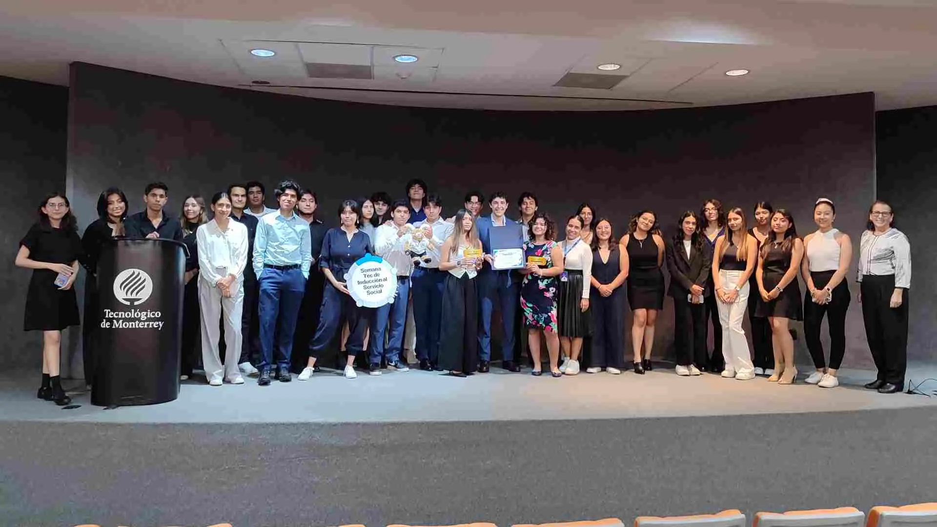 Ceremonia de reconocimiento al liderazgo social