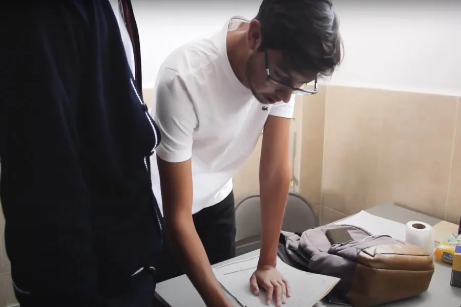 Estudiante del Tec resolviendo dudas