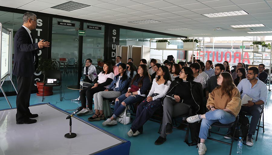 Shinji Watanabe en conferencia con estudiantes del Tec