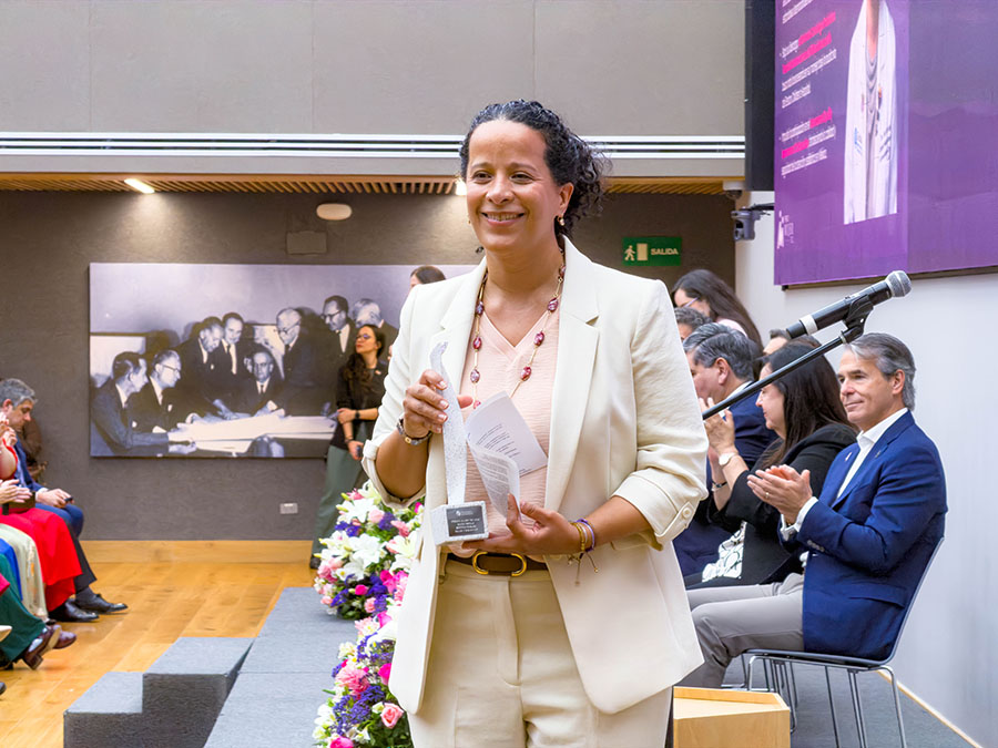 Cecilia posando con su reconocimiento